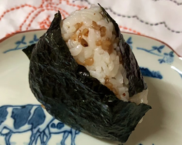 そば茶がらご飯のおにぎり